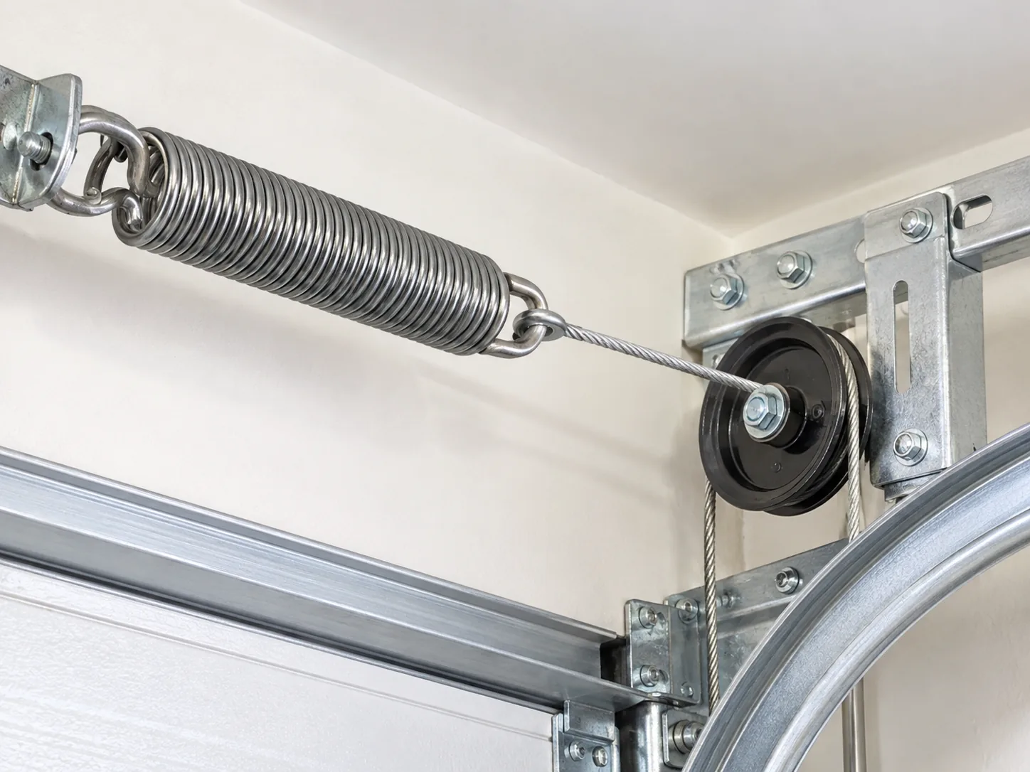 Cable Repair for Tanque Verde's 1980s Garage Doors in Tucson